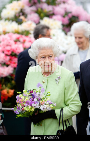 La Gran Bretagna è la Regina Elisabetta II assiste il Chelsea Flower Show presso il Royal Hospital di Chelsea, a ovest di Londra nel 2009 Foto Stock