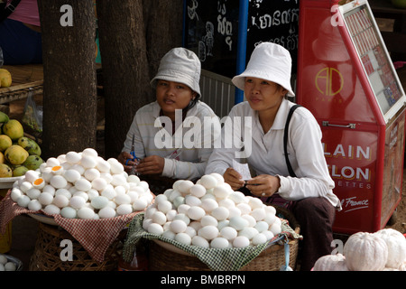 Uova di anatra in vendita nel villaggio di Skuon Cambogia. Noto come Spiderville per esso prelibatezza locale di ragni fritti. Foto Stock