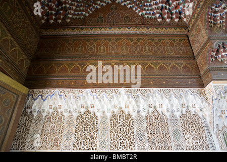 A parete e a soffitto dettaglio , El Palazzo Bahia , Marrakech , Marocco , il Nord Africa Foto Stock