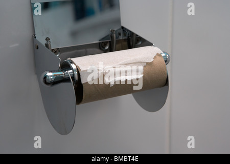 ultimo foglio rimanente di carta igienica su un supporto per rotolo di carta igienica esaurito rotolo di carta igienica rotolo di carta igienica non scorta pandemia emergenza Foto Stock