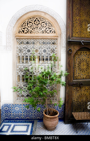 Porta e finestra dettaglio , Tiskiwin house museum , Marrakech , Marocco , il Nord Africa Foto Stock