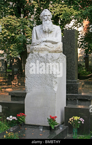 Tomba della Bielorussa Sovietica scienziato ed esploratore dell'Artico Otto Yulyevich Schmidt (1891-1956) presso il cimitero di Novodevichy a Mosca, Russia Foto Stock