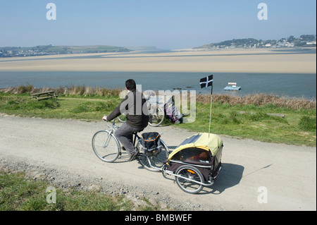 Il Cammello percorso ciclabile segue il fiume in Cornovaglia giù per il Canale di Bristol a Padstow Foto Stock