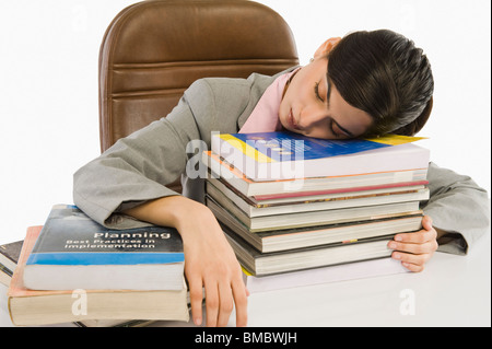 Imprenditrice a dormire la scrivania Foto Stock