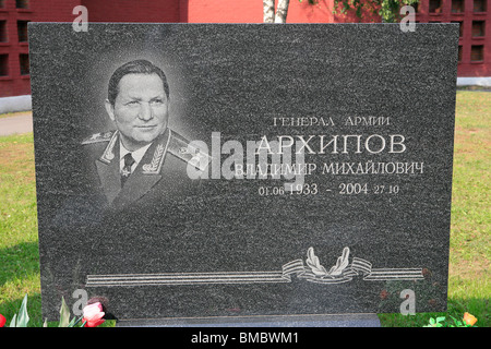 Tomba del generale sovietico dell'esercito Vladimir Mikhailovich Arkhipov (1933-2004) presso il cimitero di Novodevichy a Mosca, Russia Foto Stock