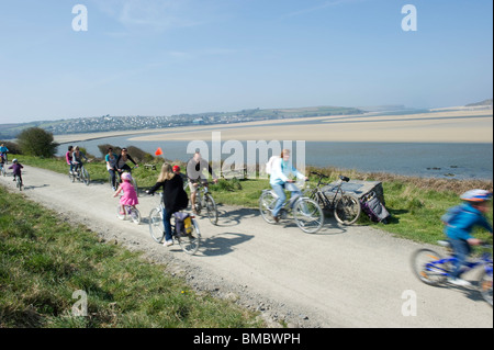 Il Cammello percorso ciclabile segue il fiume in Cornovaglia giù per il Canale di Bristol a Padstow Foto Stock