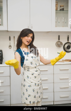 Donna in piedi in cucina Foto Stock