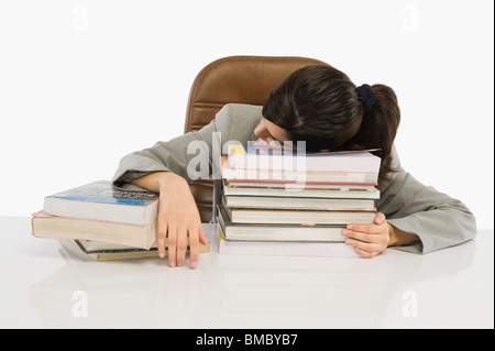 Imprenditrice a dormire la scrivania Foto Stock