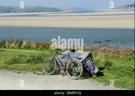 Il Cammello percorso ciclabile segue il fiume in Cornovaglia giù per il Canale di Bristol a Padstow Foto Stock