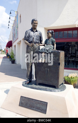 Scultura di Sam Houston Prim tenendo un Dr Pepper bottiglia, nella parte anteriore della struttura di imbottigliamento ha stabilito in Dublino, Texas. Foto Stock