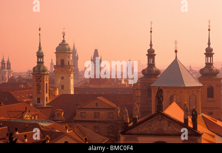 Prague Old Town Staré Město tetto guglie e torri di chiese e vecchi edifici in stile barocco a Praga Repubblica Ceca Europa Foto Stock