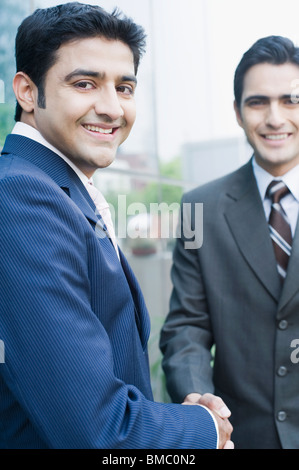 Due imprenditori stringono le mani Foto Stock