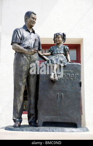 Scultura di Sam Houston Prim tenendo un Dr Pepper bottiglia, nella parte anteriore della struttura di imbottigliamento ha stabilito in Dublino, Texas. Foto Stock