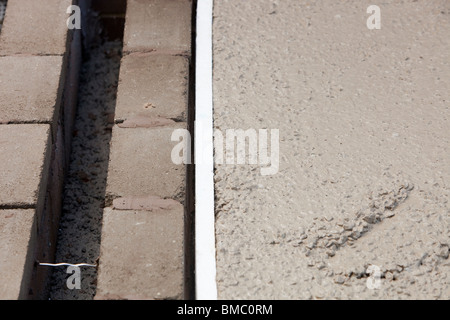 Calcestruzzo che viene versato per una casa piano di estensione. Foto Stock