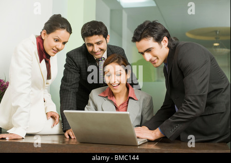 I dirigenti aziendali a discutere di un progetto in un ufficio Foto Stock