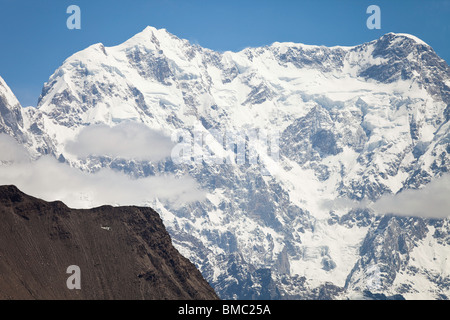 Il Massiccio Ultar con elicottero in primo piano, Hunza, Pakistan Foto Stock