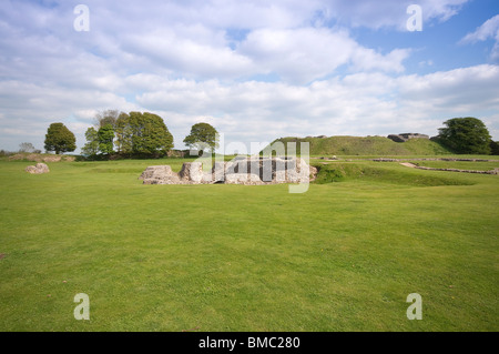 Le rovine della Cattedrale e Palazzo dei Vescovi accanto al Old Sarum antico monumento, Salisbury, Wiltshire, Regno Unito Foto Stock