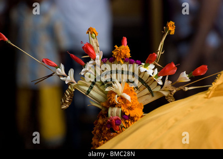 In Bali, Indonesia, cerimonie indù richiedono che colorata ed esotica offerte vengano presentate agli dèi e prese per il tempio. Foto Stock