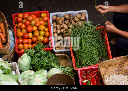 Ubud mercato pubblico, Ubud, Bali, Indonesia. Le donne sono molto presto la mattina per acquistare i giorni pasti. Foto Stock