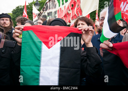 Pro-Palestinian manifestazione a Parigi per protestare contro Israele il commando mortale raid su una flottiglia voce alla striscia di Gaza. Foto Stock