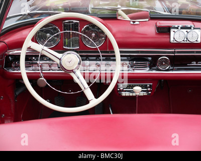 Il Cockpit di una Mercedes Benz 300 SL roadster Foto Stock