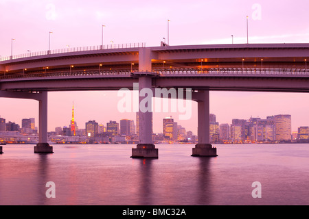 Accesso al Ponte di Arcobaleno e dello skyline della città con la Torre di Tokyo, Odaiba, presso Tokyo, Regione di Kanto, Honshu, Giappone Foto Stock