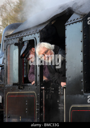 Driver del motore e vigile del fuoco in attesa per la fine di passeggeri alla stazione di Baja Sardinia in Severn Valley Railway, Inghilterra, Regno Unito. Foto Stock