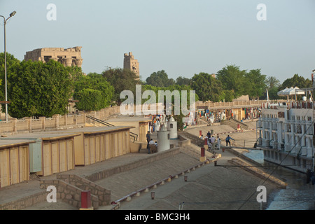 Una nave da crociera sul fiume Nilo ormeggiata presso il Tempio di Kom Ombo Foto Stock