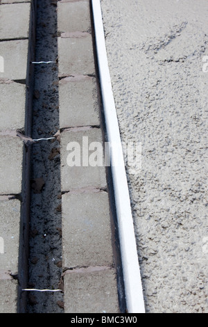 Calcestruzzo che viene versato per una casa piano di estensione. Foto Stock