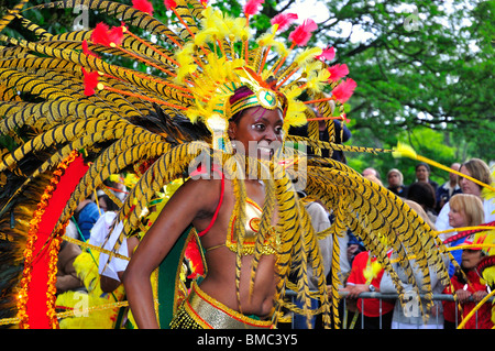 Luton Carnevale 2010 dancing girl Foto Stock