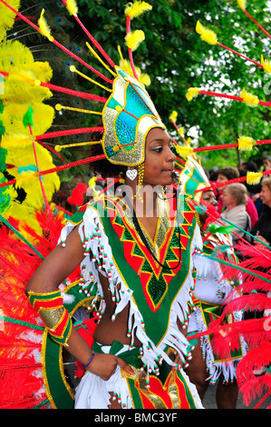 Luton Carnevale 2010 dancing girl Foto Stock