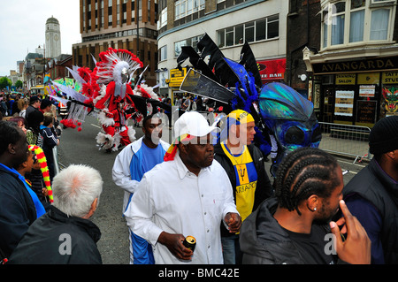 Luton Carnevale 2010 Folla & processione Foto Stock