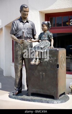 Scultura di Sam Houston Prim tenendo un Dr Pepper bottiglia, nella parte anteriore della struttura di imbottigliamento ha stabilito in Dublino, Texas. Foto Stock