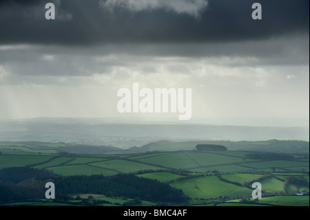 Dark rainclouds spostando oltre l'Exmoor paesaggio. Foto Stock