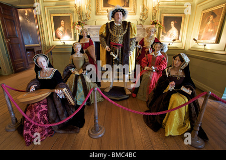 Il re Enrico VIII e i suoi sei (6) mogli figure di cera presso il Castello di Warwick, Warwickshire, Midlands dell'Inghilterra, Regno Unito Foto Stock