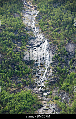 Cascate che si tuffano in Fjaerlandsfjord in Fjaerland vicino Mundal Sogn Norvegia Foto Stock