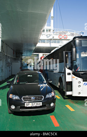 A bordo dei veicoli di trasporto passeggeri e di traghetto per auto Gulen sul Sognefjord vicino a Hella Sogn Norvegia Foto Stock