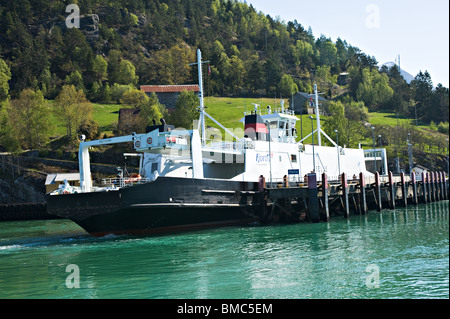 Il passeggero norvegese traghetto per auto Selje a Hella pontile sul Sognefjord Sogn Norvegia Foto Stock