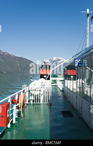 Vista dal ponte di passeggeri del traghetto auto Gulen del Sognefjord vicino a Hella Sogn Norvegia Foto Stock