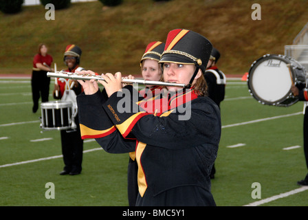 Gli stati di un high school Marching Band che suona il flauto durante una metà del tempo mostra presso una scuola superiore del gioco del calcio Foto Stock