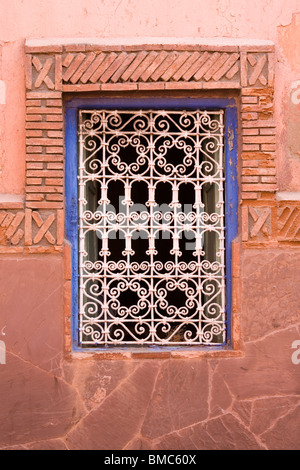 Dettaglio della finestra imposta nella parete rosa nel cuore della Medina , Marrakech , Marocco , il Nord Africa Foto Stock