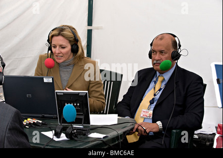 BBC Five Live Presenter (2010) Gabby Logan e John Pienaar, BBC corrispondente politico Foto Stock