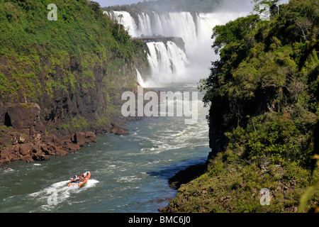 Macuco safari in barca raft, salendo Iguassu river, Floriano cade in Brasile lato presa da Argentina Foto Stock