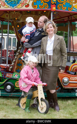 La Gran Bretagna è Prince Edward pone con moglie Sophie, Contessa di Wessex e figli Giacomo, visconte Severn, e la signora Louise Foto Stock