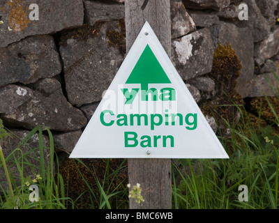 Un segno per un YHA Camping fienile nel Peak District, DERBYSHIRE REGNO UNITO Inghilterra Foto Stock