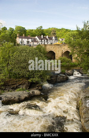 Vista del ponte e Bridge Hotel, Llangollen Foto Stock