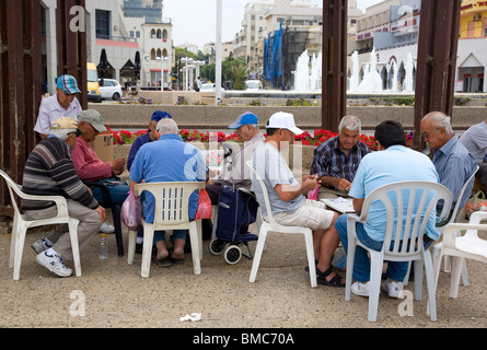 Gli uomini che giocano di domino e schede su Tel Aviv Promenade Foto Stock