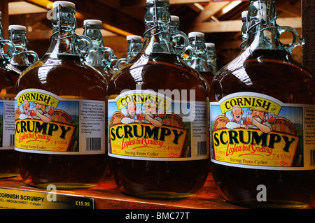 Flagons di cornish scrumpy sidro in una farm shop vicino a Truro,cornwall, Regno Unito Foto Stock