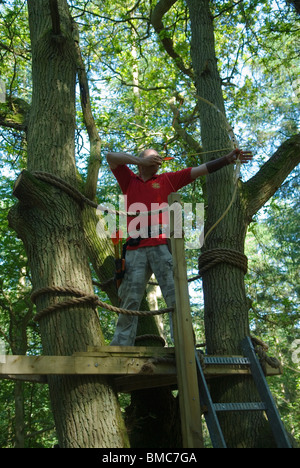 Tiro con l'arco Club, tiro con l'arciere da una piattaforma ad albero ai bersagli. Surrey Inghilterra Regno Unito 2010 2010s HOMER SYKES Foto Stock