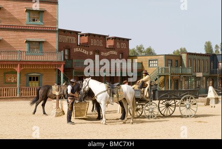 I cowboys abbeveraggio i loro cavalli sul vecchio west set cinematografico Foto Stock